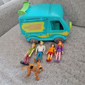 Scooby-Doo Gang and Mystery Machine